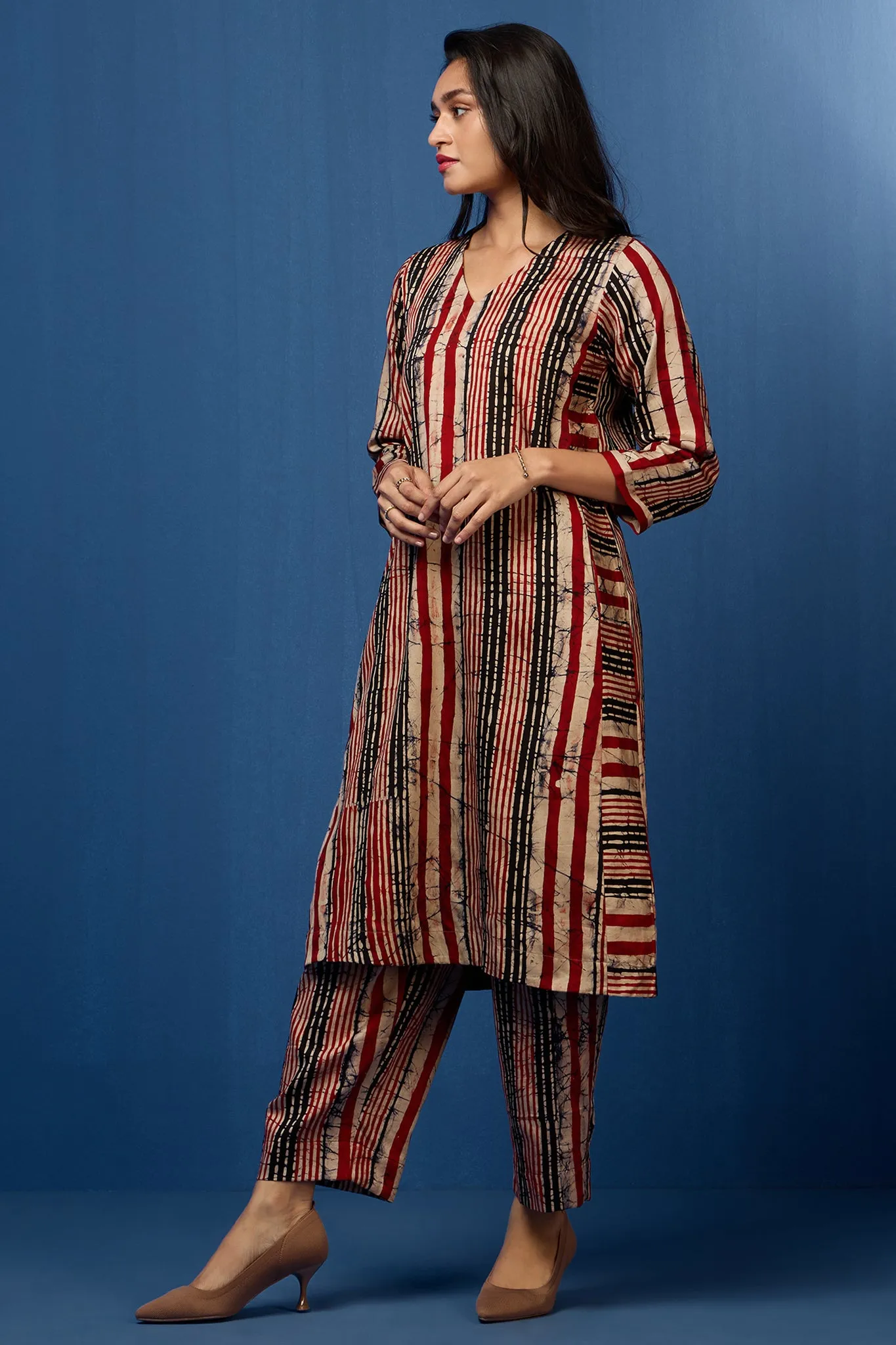 v-neck kurta with side panels and pockets - crimson noir & bold strokes